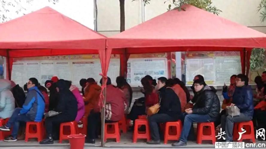 直击情人节“扎堆”领证现场